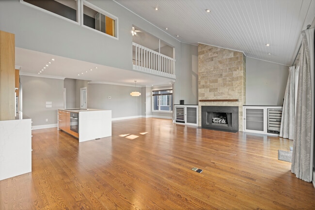 Building Photo - 1 Island Dr