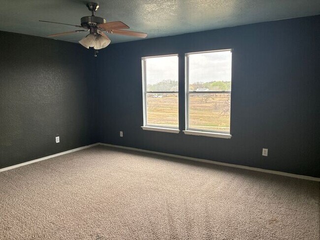 Building Photo - 5BR/4BA w/ Fenced Yard + Covered Parking in Schertz, TX