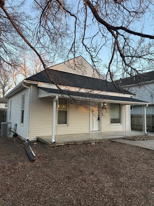 Building Photo - Charming & Updated 2-Bedroom Home in Heart of Olathe!
