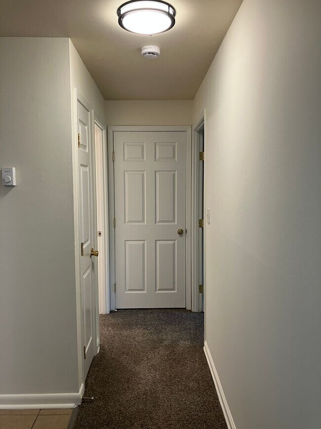 Building Photo - Convenient & Newly Updated 1-Bedroom Apart...