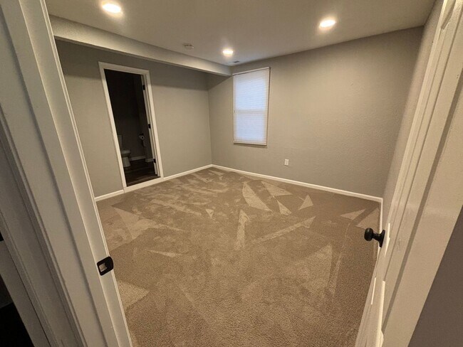 Building Photo - Beautiful, Renovated 3 Bedroom Rancher in ...