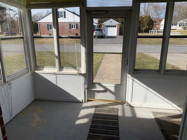 Building Photo - Newly Renovated 3 bedroom, 2.5 bath home