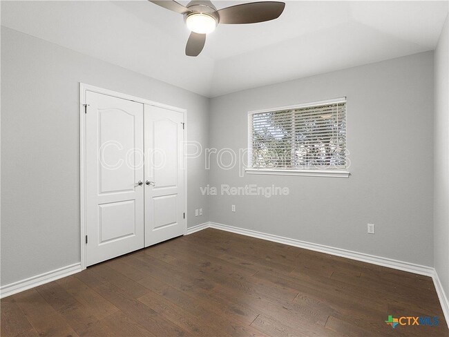 Building Photo - 321 Village View Dr