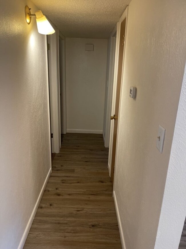 Building Photo - 2 Bed 1 Bath Duplex