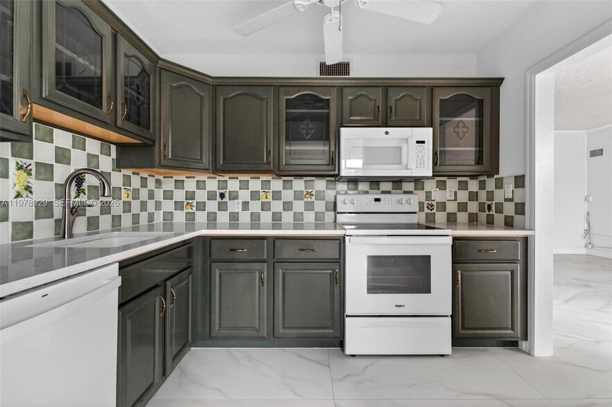 Building Photo - 1470 N Treasure Dr