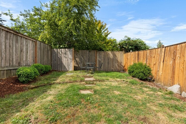 Building Photo - Lovely Row House in Kenton with Fenced Yard and Attached Garage