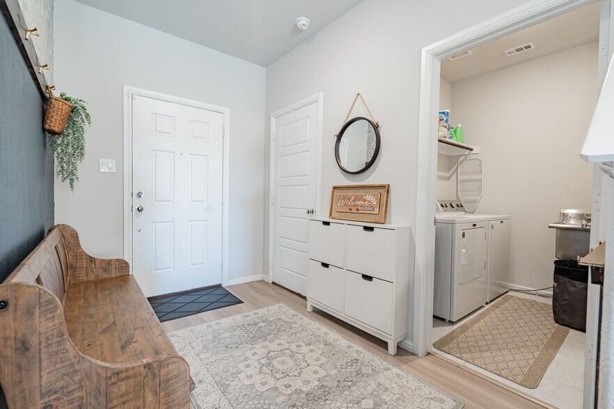 Entryway / Laundry Room - 1812 Damianita Dr