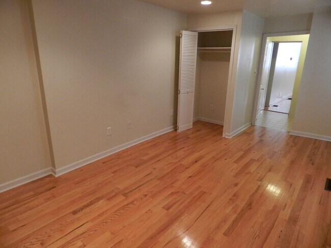 Building Photo - Beautiful 1 BR w/ in unit WASHER / DRYER a...