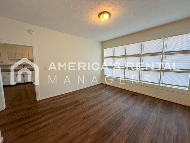 Building Photo - Charming & Spacious Graysville Home for Rent!