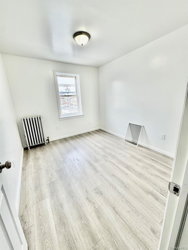 Building Photo - 320 Jericho Tpke