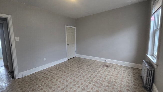 Building Photo - 427 Royden St