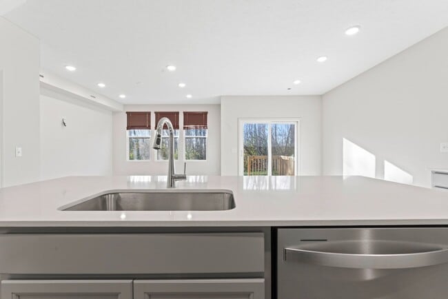 Building Photo - Luxury Townhome, Fishers Schools, Minutes from Shopping, Restaurants, and City Parks!