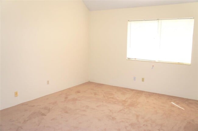 Building Photo - 818 White Oak Dr