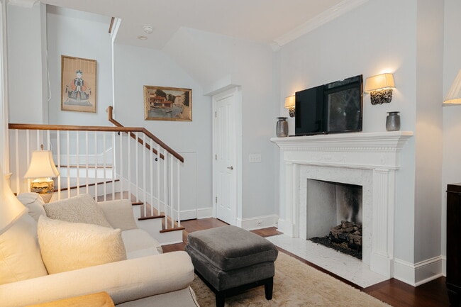 Building Photo - Spacious 1-Bedroom Fully Furnished Townhome in Historic Charleston!