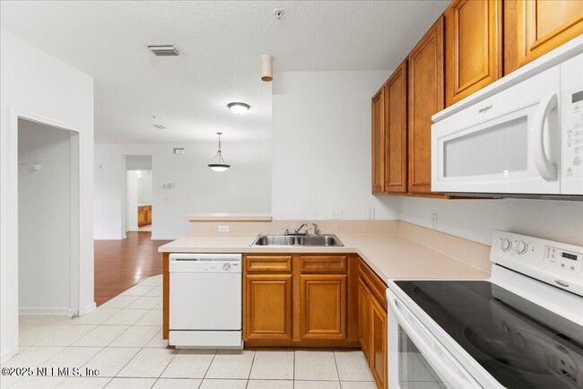 Building Photo - 8215 Green Parrot Rd