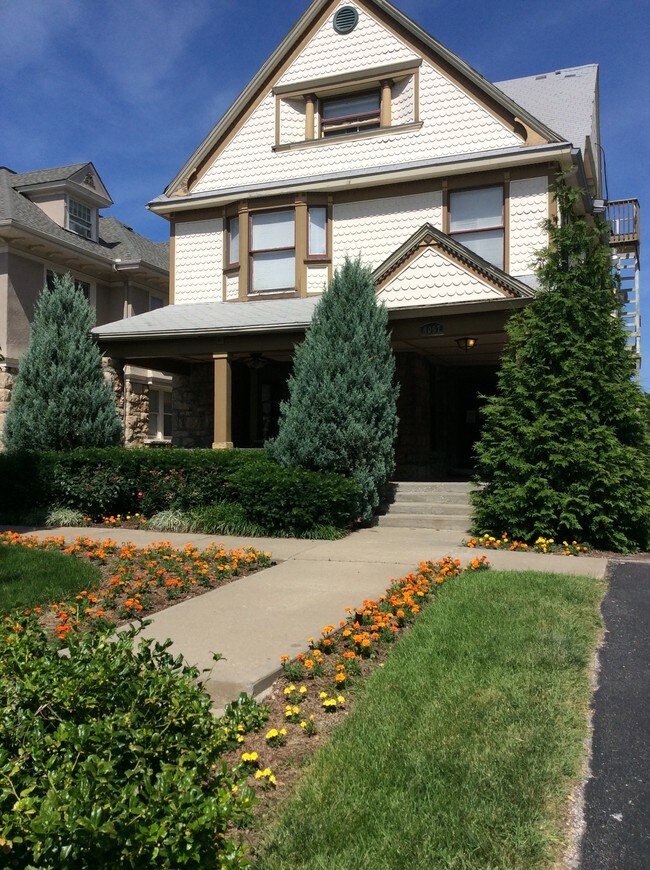 Knaack Properties 4057 Warwick Blvd Kansas City MO 64111 Apartment