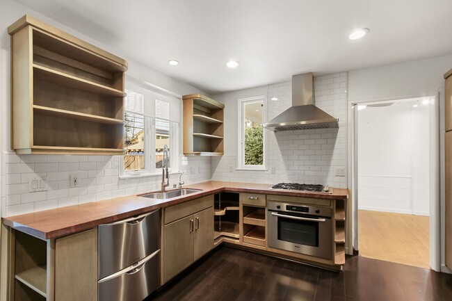 Building Photo - Downtown Davis Cottage-Available for Spring Move In