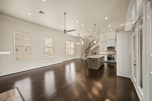 Building Photo - 2003 Covent Garden Station