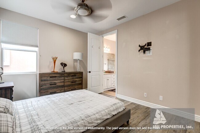 Building Photo - Gorgeous, Large downtown Huntington Beach Vacation Rental