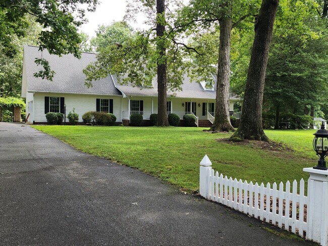 Primary Photo - Luxury 3000+ Square Foot Home in Five Lake...
