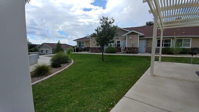 Building Photo - 1039 E Saguaro Dr