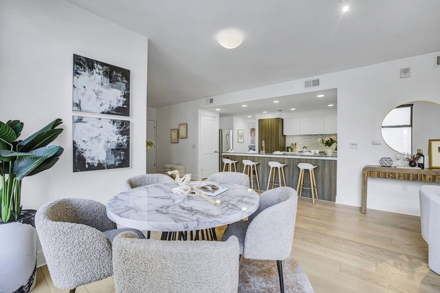 Building Photo - 1080 Sutter St