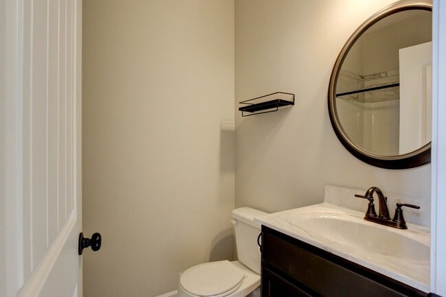 Building Photo - Huge 5 bed 3 ba.  Gorgeous House Near Post...
