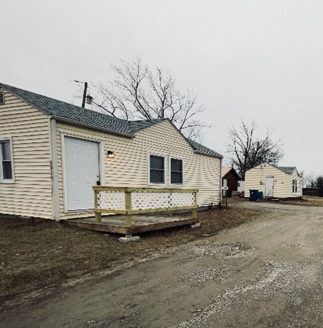 Building Photo - Studio Cottage For Rent ON W Erie - Huge Y...