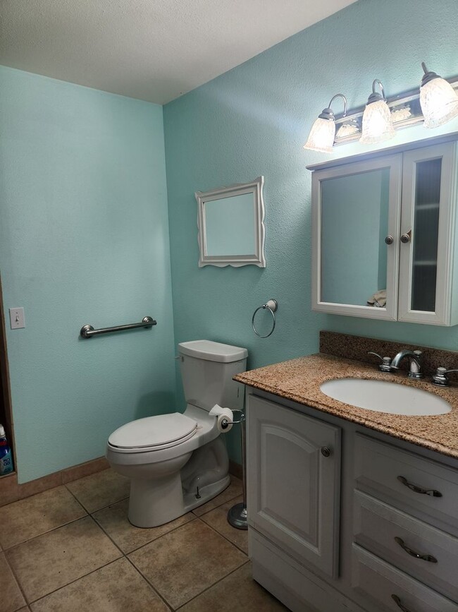 Building Photo - Large 3 br 1 ba charming home