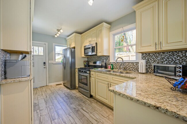 Building Photo - 3265 N Fulton Ave