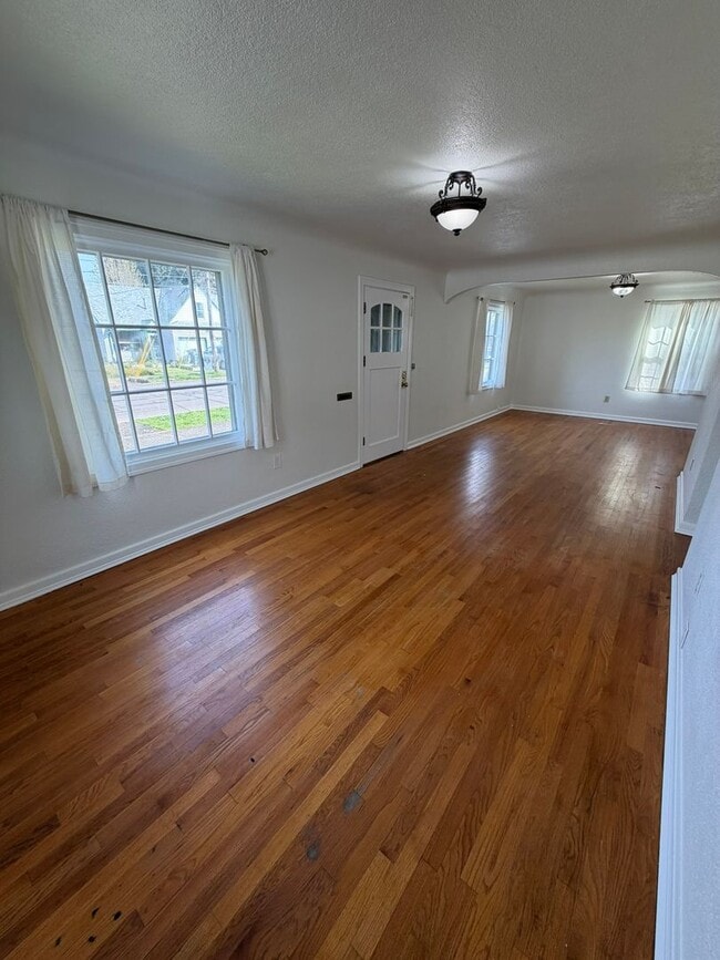 Building Photo - Charming 3 Bedroom with a Large Fenced Yard!