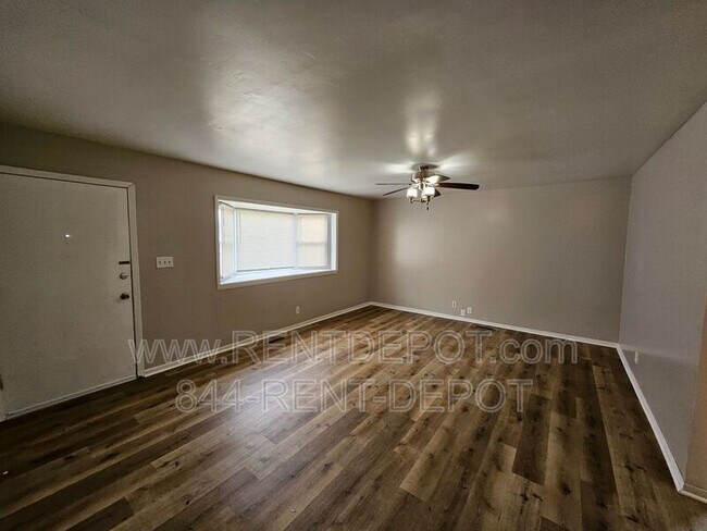 Building Photo - 1531 E Riverside Dr