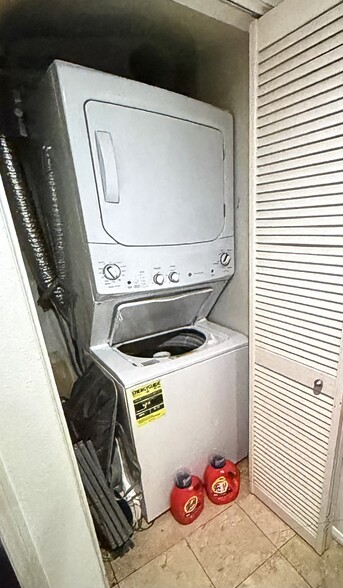 Washer / Dryer unit in unit - 1970 Columbia St