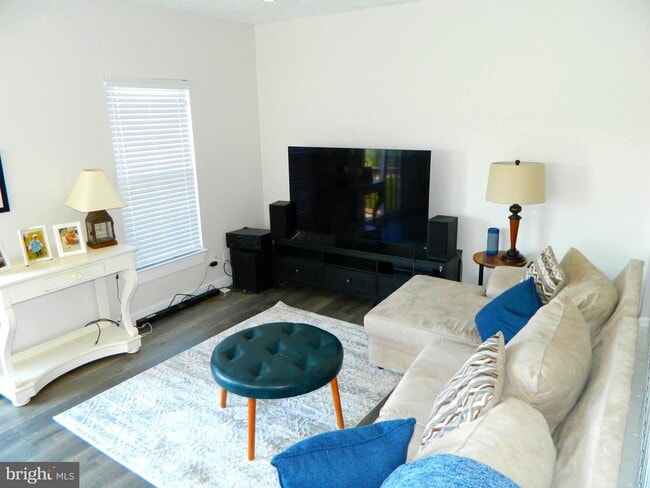 Building Photo - 82 Pebble Ln