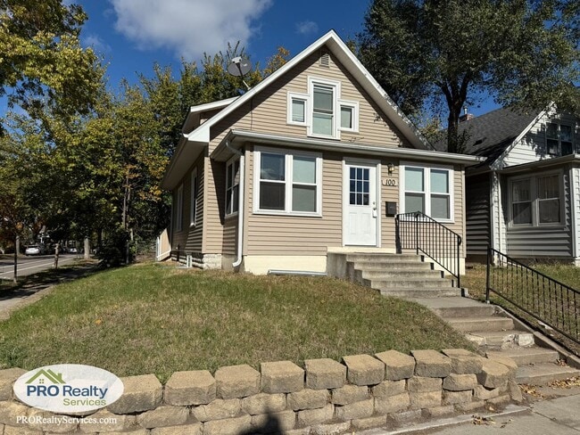Building Photo - Updated 3 Bedroom House **Free November Re...