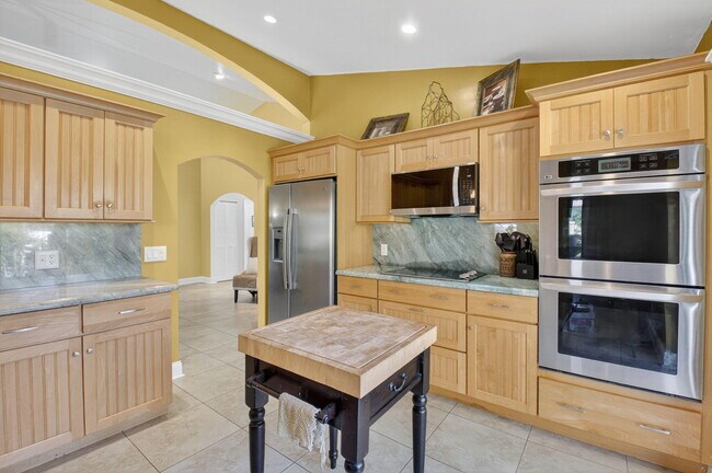 Building Photo - 190 Temple Ave