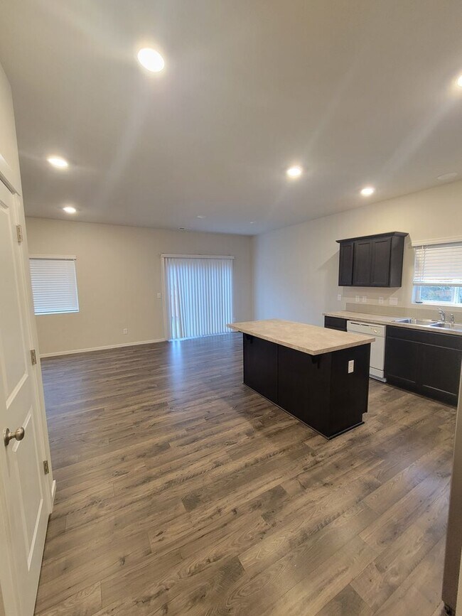 Building Photo - Spacious Bremerton 3 Bedroom, Available Now!