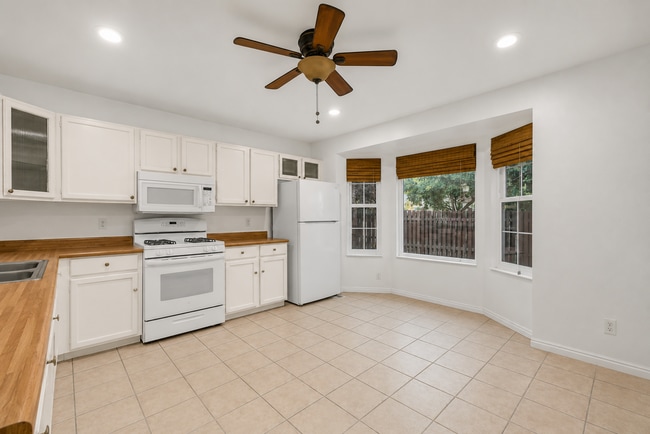Building Photo - Charming Farmington Home in Peaceful Cul-de-Sac - Newly Painted Cabinets