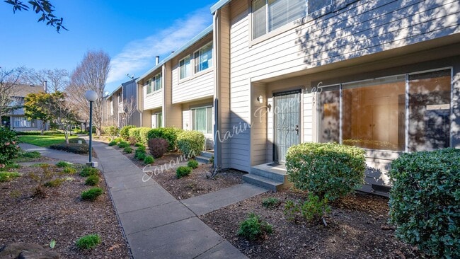 Building Photo - Lovely 3 Bedroom Townhouse ~ Water Included