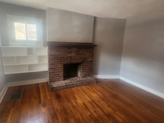 Building Photo - 2 Bedroom 1 bath updated Row Home