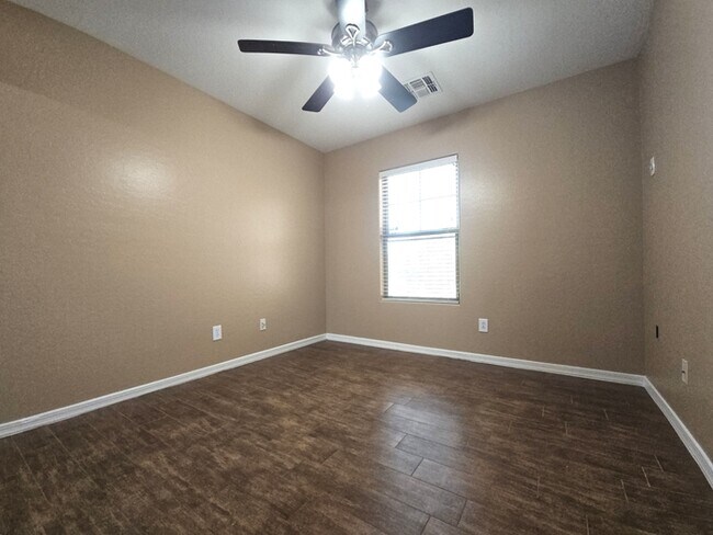 Building Photo - 998 W Desert Sky Dr