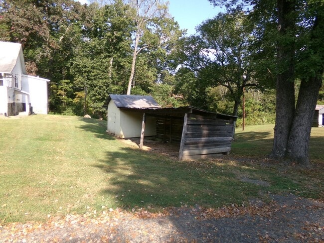 Building Photo - Country Living