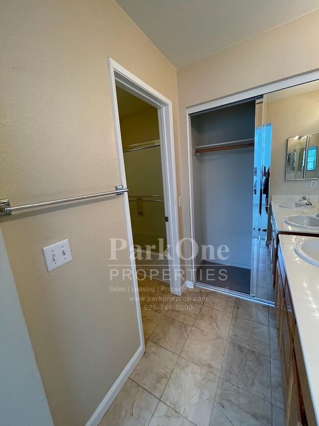 Building Photo - Great Townhouse in Livermore Available Now!