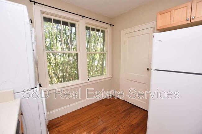 Building Photo - 709 1/2 Park Hill Ave.