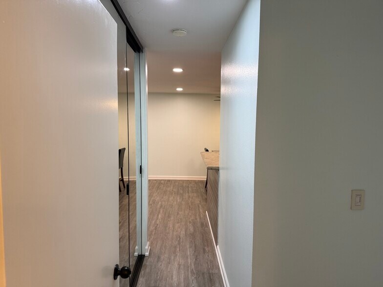 Building Photo - 1615 Hotel Cir S