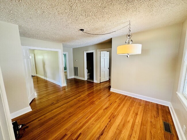 Building Photo - Wonderful 3BR/2.5BA in Hendersonville!
