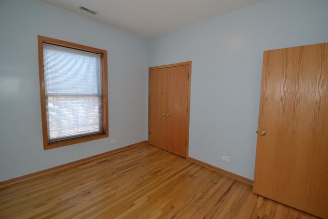 Building Photo - Pet Friendly 3 Bed 2 Bath Top Floor Unit
