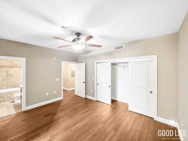 Building Photo - Stunning 2B/2BA Upgraded Condo w/ 2 Parkin...