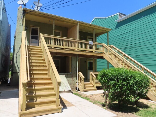 Building Photo - Renovated Studio Apartment