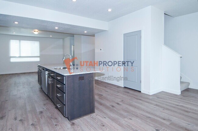 Building Photo - 1046 W 430 S